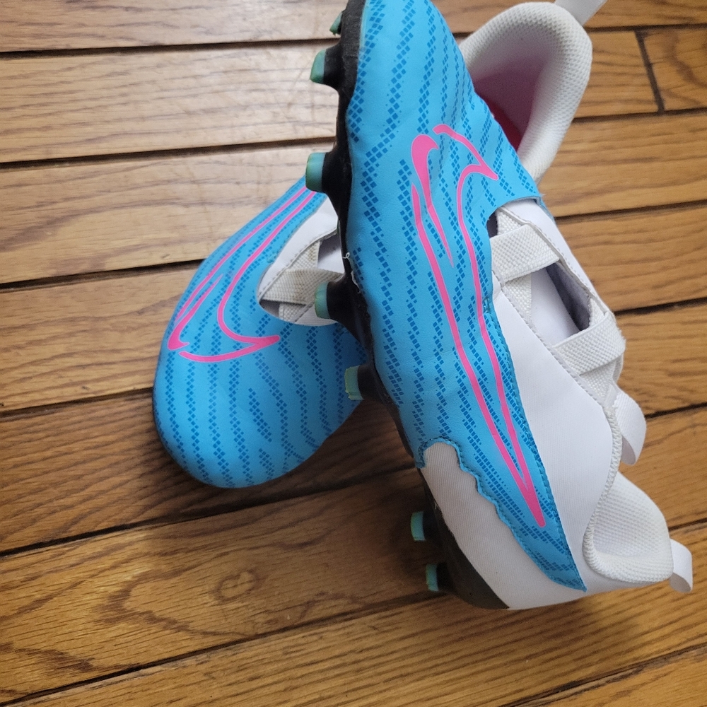 Girls nike soccer shoes